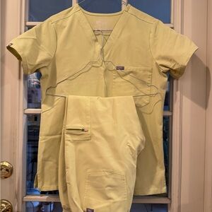 Figs Scrub Set - Zamora joggers & Catarina top